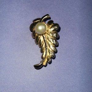 VINTAGE GOLD TONED LEAF BROOCH